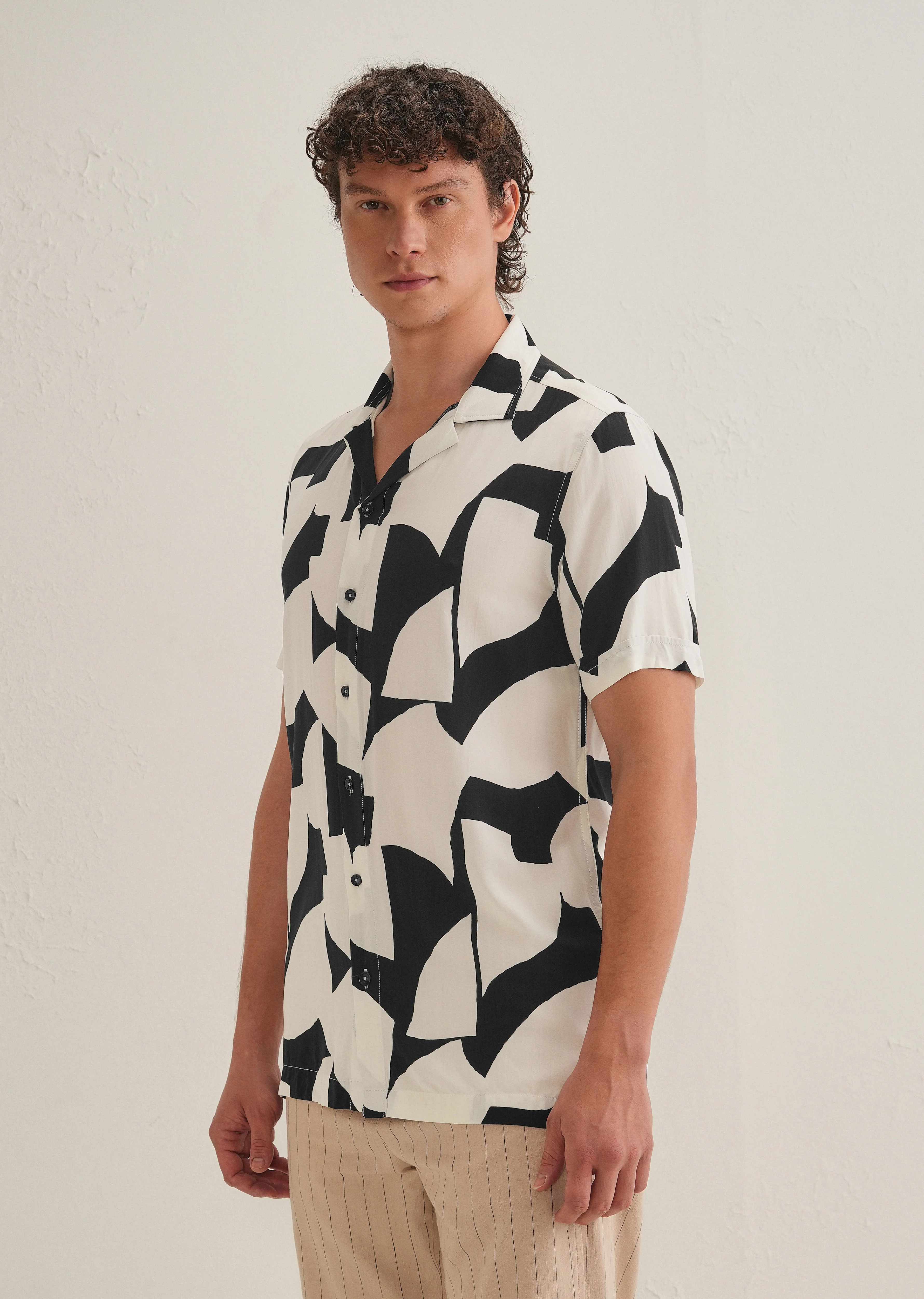 Abstract Monochrome Print Half sleeve shirt - Image 5