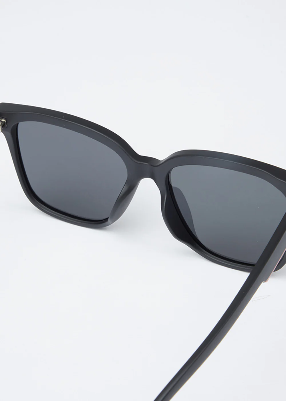 Devine Black Unisex Square Sunglasses - Image 3